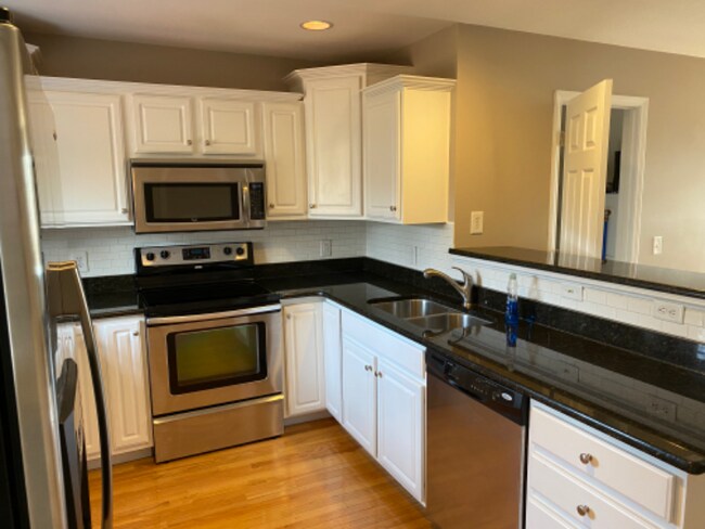 Foto del edificio - 182 Montvale Rd