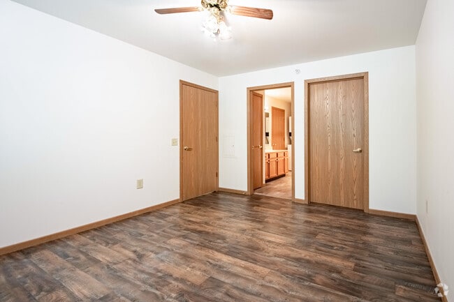2BR, 2BA - 1087SF - Bedroom - Monarch at Middleton Shores