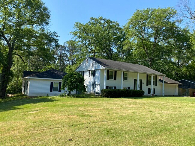 Foto del edificio - 825 Forest Lake Dr S