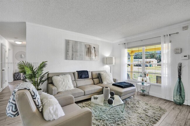 Foto del edificio - 3871 NW 4th Pl