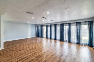 Building Photo - 3939 Knollcrest Dr Building Photo - 3939 Knollcrest Dr