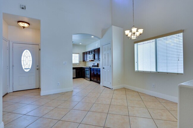 Foto del edificio - NW 4 Bedrooms!! Primary bed & Bath Downstairs!! Tankless Water Heater!! Low maintenance, Desert l...