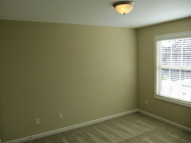 Building Photo - Lovely Townhouse