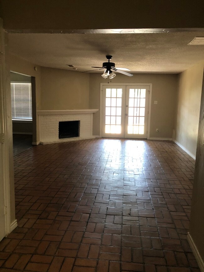 Living - 7624 Thistle Ln