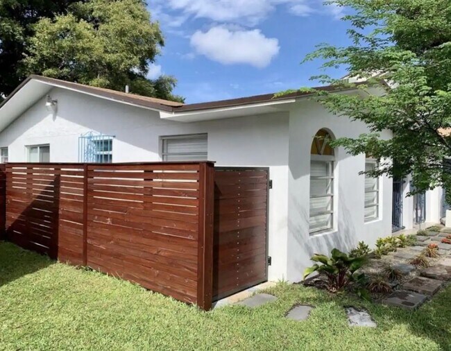 Building Photo - 724 NW 14th Ct