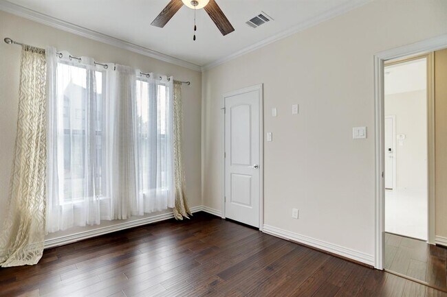 Foto del edificio - 4532 Larch Ln