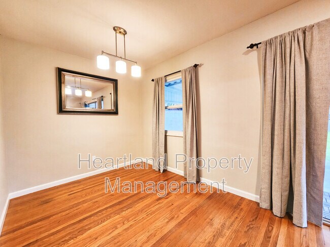 Building Photo - 5421 Barclay Ave