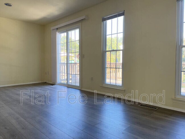 Foto del edificio - 5805 Bunker Woods Ln