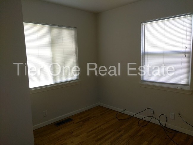 Building Photo - 1484 W Glenrose Dr