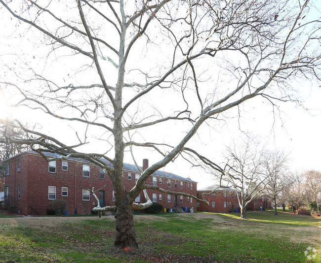 Foto del edificio - Cedar Lane Manor Apartments