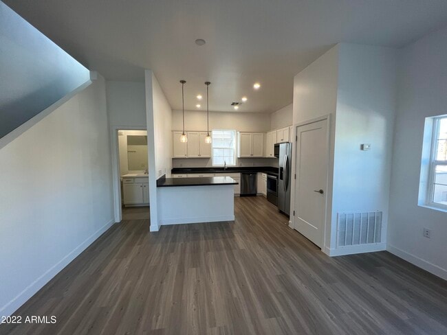 Building Photo - 615 N 6th Ave