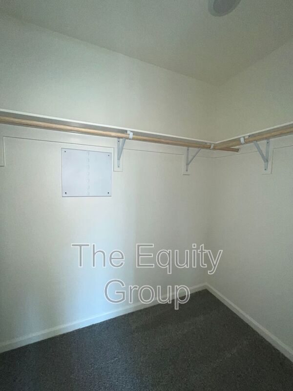 Building Photo - 7031 W Wren Ave