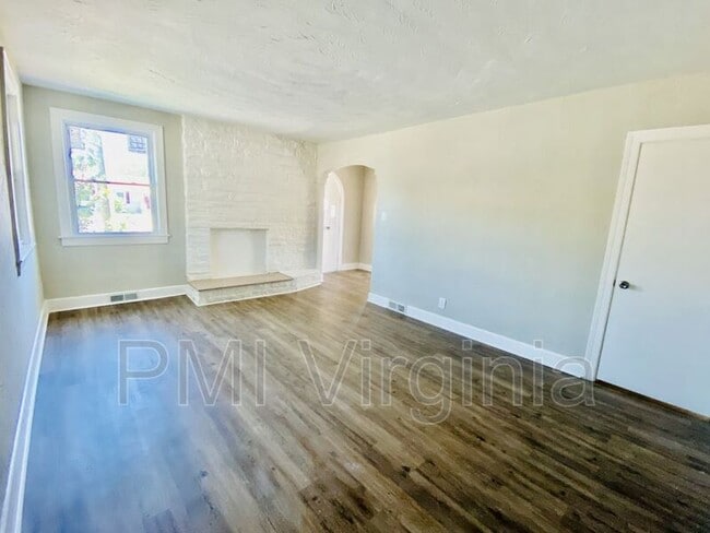 Building Photo - 2300 Effingham St