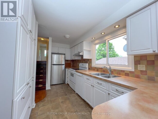 Building Photo - 4262 Jefton Crescent