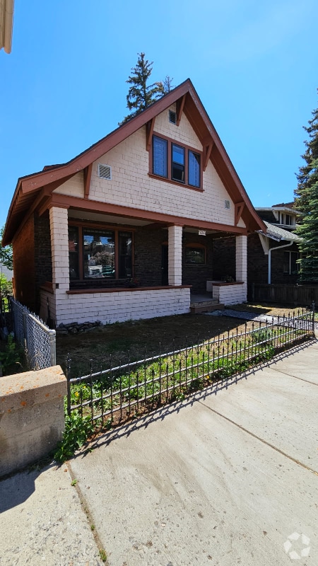 Building Photo - 826 W Silver St