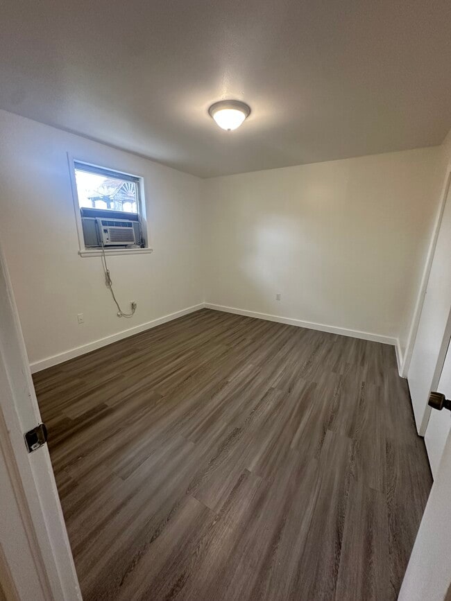 Building Photo - 945 & 949 Helios Ave