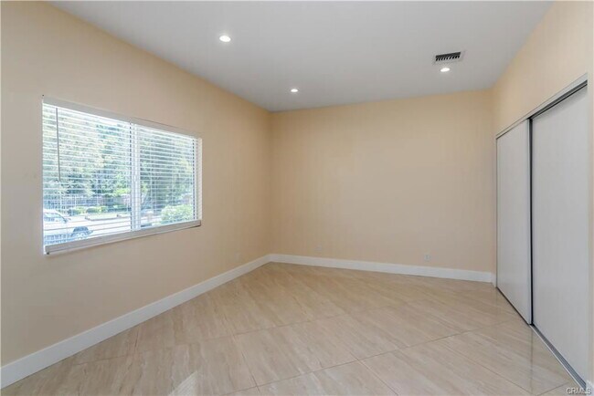 Foto del edificio - 9231 Vanalden Ave