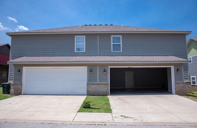 Foto del edificio - 4 Bedroom 4.5 Bathroom home, private parking and 2 car garage Now Pre-leasing For August 10th mov...