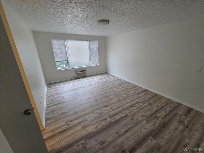 Foto del edificio - 255 Portage Rd