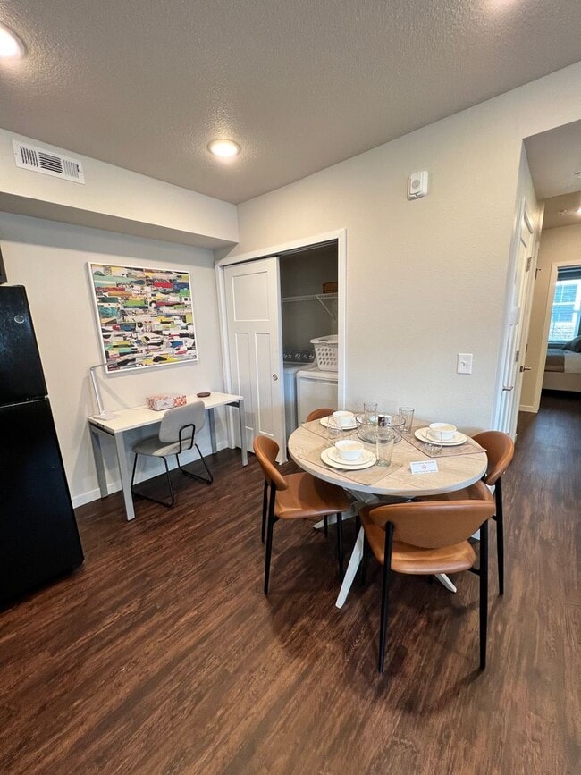 Interior Photo - Clover On Cascade