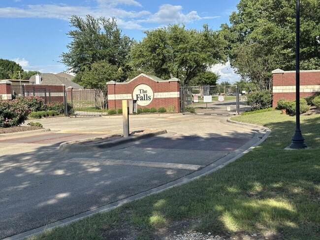 Building Photo - 2802 Scottsdale Dr