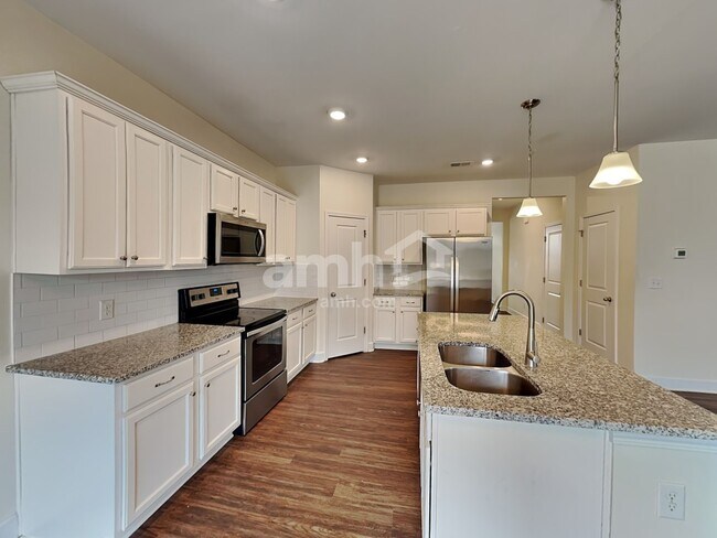 Foto del edificio - 4336 Longfellow Dr