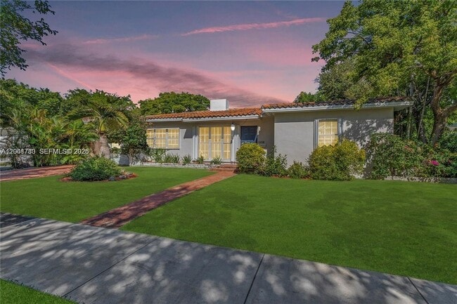 Photo - 1875 Alamanda Dr House