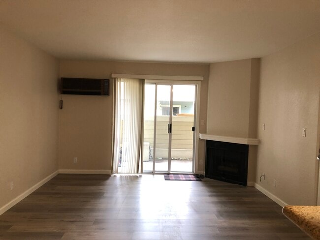 Living room area - 2650 Somerset Park Cir
