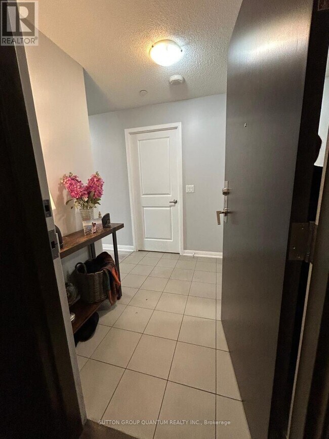 Photo du bâtiment - 215-215 Sherway Gardens Rd