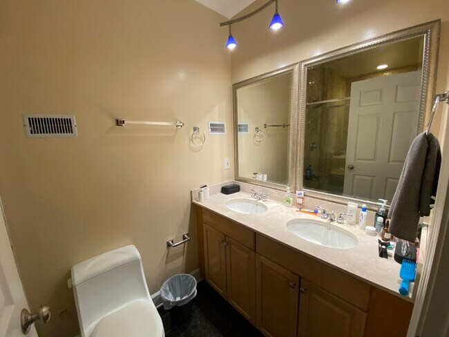 Foto del edificio - 1719 W Barry Ave