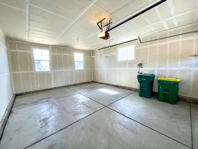 Foto del edificio - Beautiful 4 Bed 2.5 Bath with 2 Car Garage Home with Fenced Backyard in High Point at DIA!