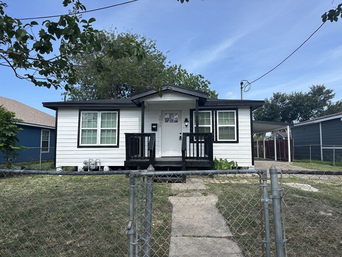 Foto principal - Remodeled 4 Bedroom with New A/C