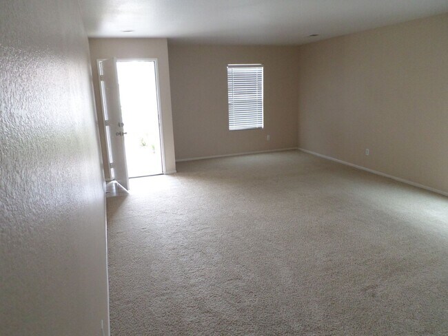 Building Photo - 3 Bedroom Single Story