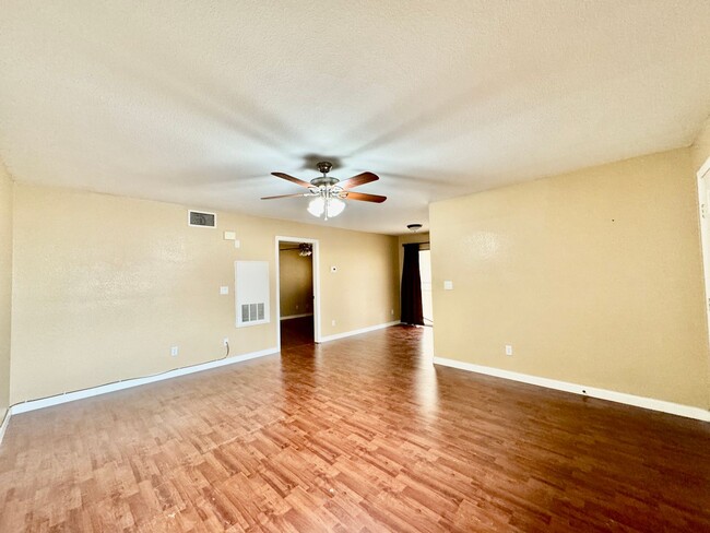 Building Photo - Cute 1 bedroom condo across from pool!