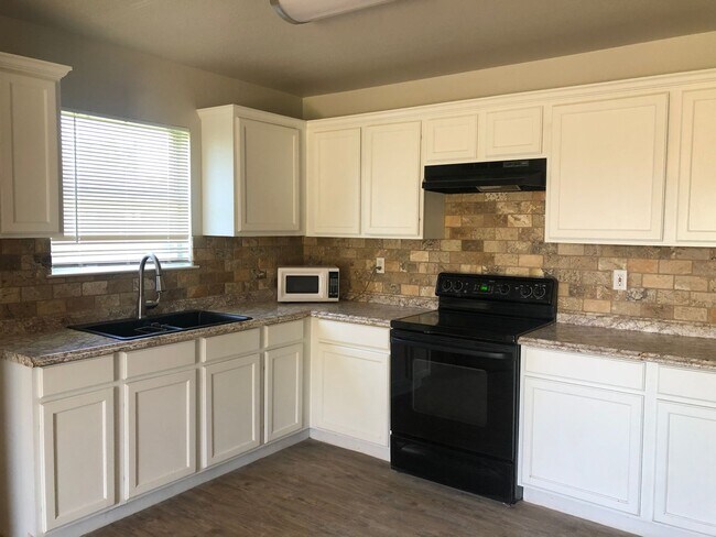 Building Photo - Adorable 3 Bedroom in Merkel!