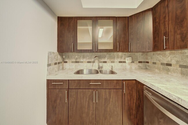 Building Photo - 9371 Fontainebleau Blvd