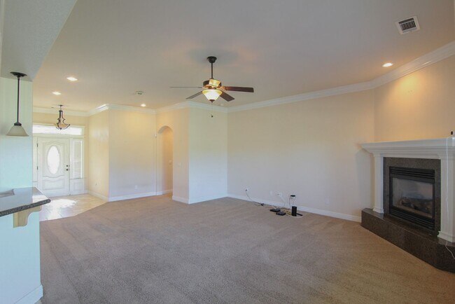 Building Photo - Beautiful 4 Bedroom Home Near Simpson Coll...