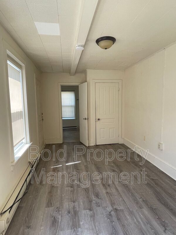 Building Photo - 310 S 10th St