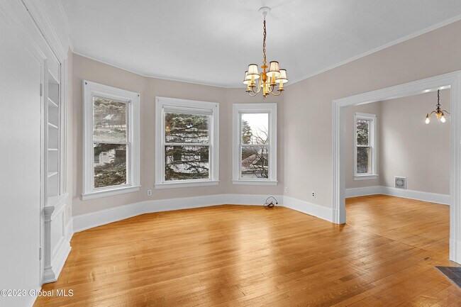 Building Photo - 1049 Waverly Pl