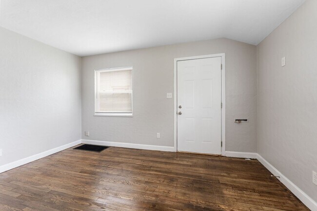 Building Photo - 388 S Powell Ave