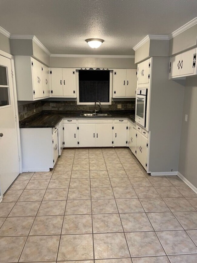 Foto del edificio - Renovated 3 Bedroom 1 Bath Home on 4 Acres!