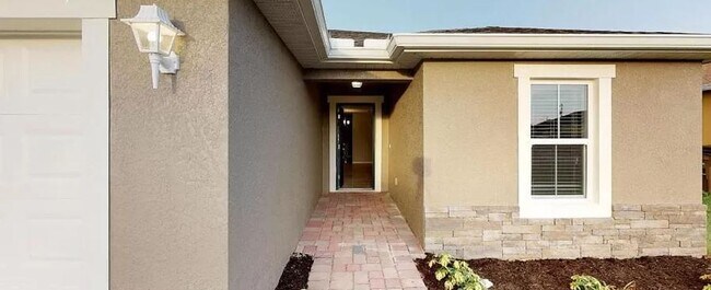 Building Photo - 4607 SW 9th Ave