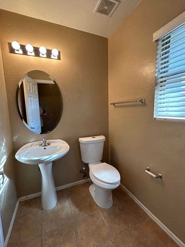 Foto del edificio - 9598 N 82nd Ln