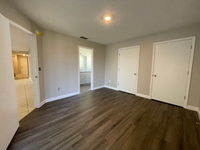 Building Photo - NEWLY RENOVATED 3/2 Duplex near Sleepy Hol...
