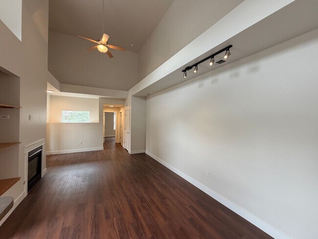 Foto del edificio - Remodeled Top-Level Condo in Pool Community Near Shopping & Dining
