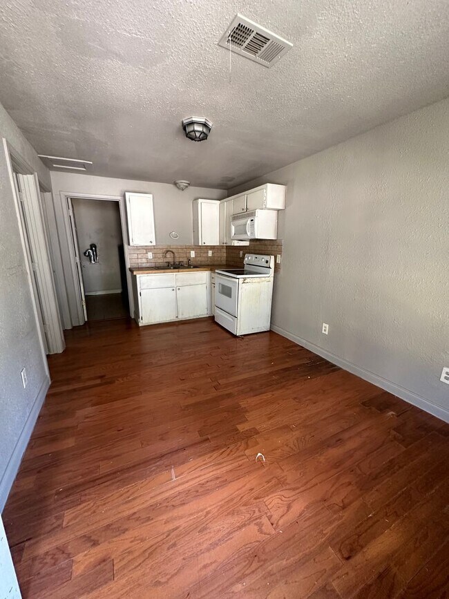 Foto del edificio - 2 BEDROOM 1 BATH HOUSE ALL ELECTRIC CENTRAL HEAT & AIR HAS STACK WASHER/DRYER CONNECTION.