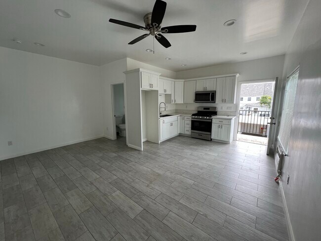Building Photo - 318 S Chevy Chase Dr