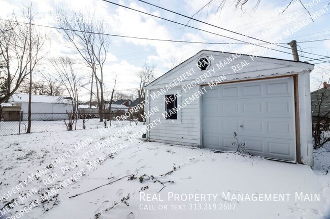 Foto del edificio - Charming Detroit Home with Spacious Interi...