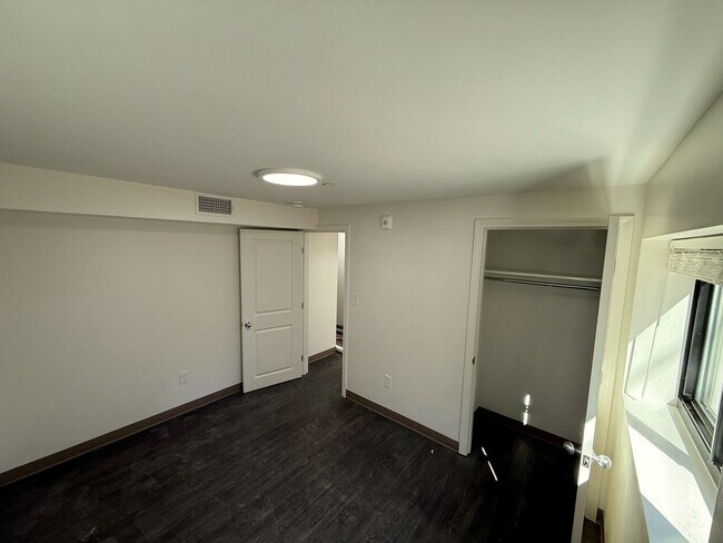 Foto del edificio - 9/1 Renovated 1BR with laundry in unit nea...