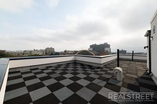 Building Photo - STUNNING STUDIO | PERFECT STARTER APARTMENT -Skyline Views-Full amenity building-Stainless steel kit